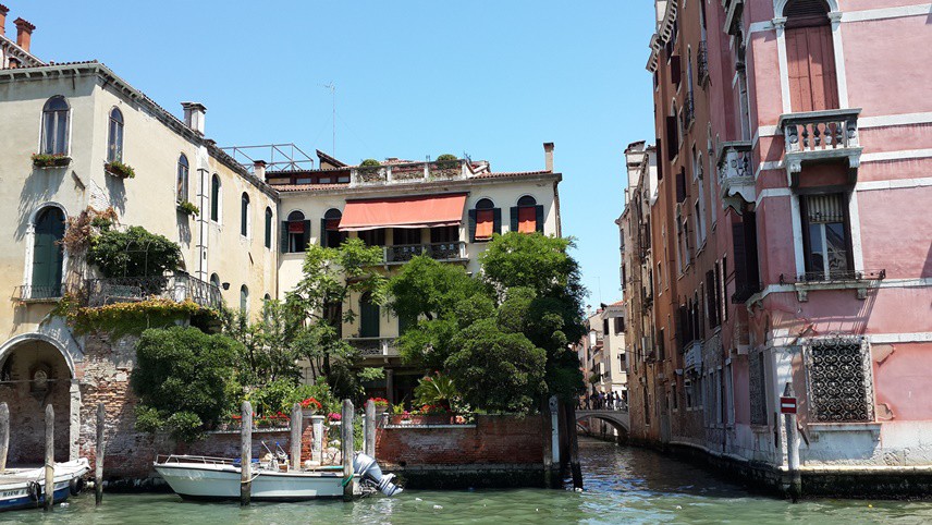2100 YILINA KADAR TAMAMEN SULARIN ALTINDA KALMA TEHLİKESİ VARGeçtiğimiz haftalarda Venedik’in su baskınına uğradığını hepimiz gözlemledik. Küresel iklim değişikliği lagün ve su kanallarıyla çevrili yapısı ve zemini nedeni ile Venedik’i tehdit ediyor. Bilim adamları kentin bu yüzyılın sonuna kadar tamamen sular altında kalabileceği konusunda uyarıda bulunuyor.Akdeniz'de son 1000 yılda yaşanan 30 santimetrelik seviye artışı, gelecek 100 yılda, 3 katına kadar çıkabileceğinden söz ediliyor. Tabii insanın gönlü bunların yaşanmasını hiç istemiyor.