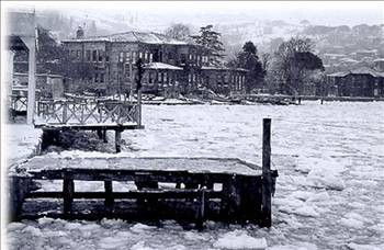 Ama ertesin gün olacakları kimse tahmin etmemişti. 24 Şubat’ta Romanya’dan Karadeniz’e dökülen Tuna Nehri’nden koparak gelen buzlar, Boğaz’ın girişini kapladı.