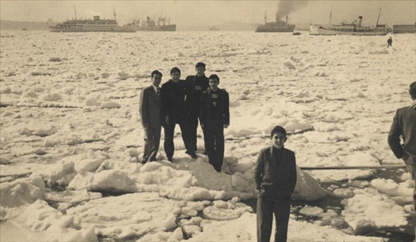 Deniz taşıtları ve ticari gemiler geçiş yapamadı, mağduriyetler arttı. İstanbul'un deniz görmeyen halk, durumu gözleri ile görmek için akın akın Boğaz kıyılarına koştu.