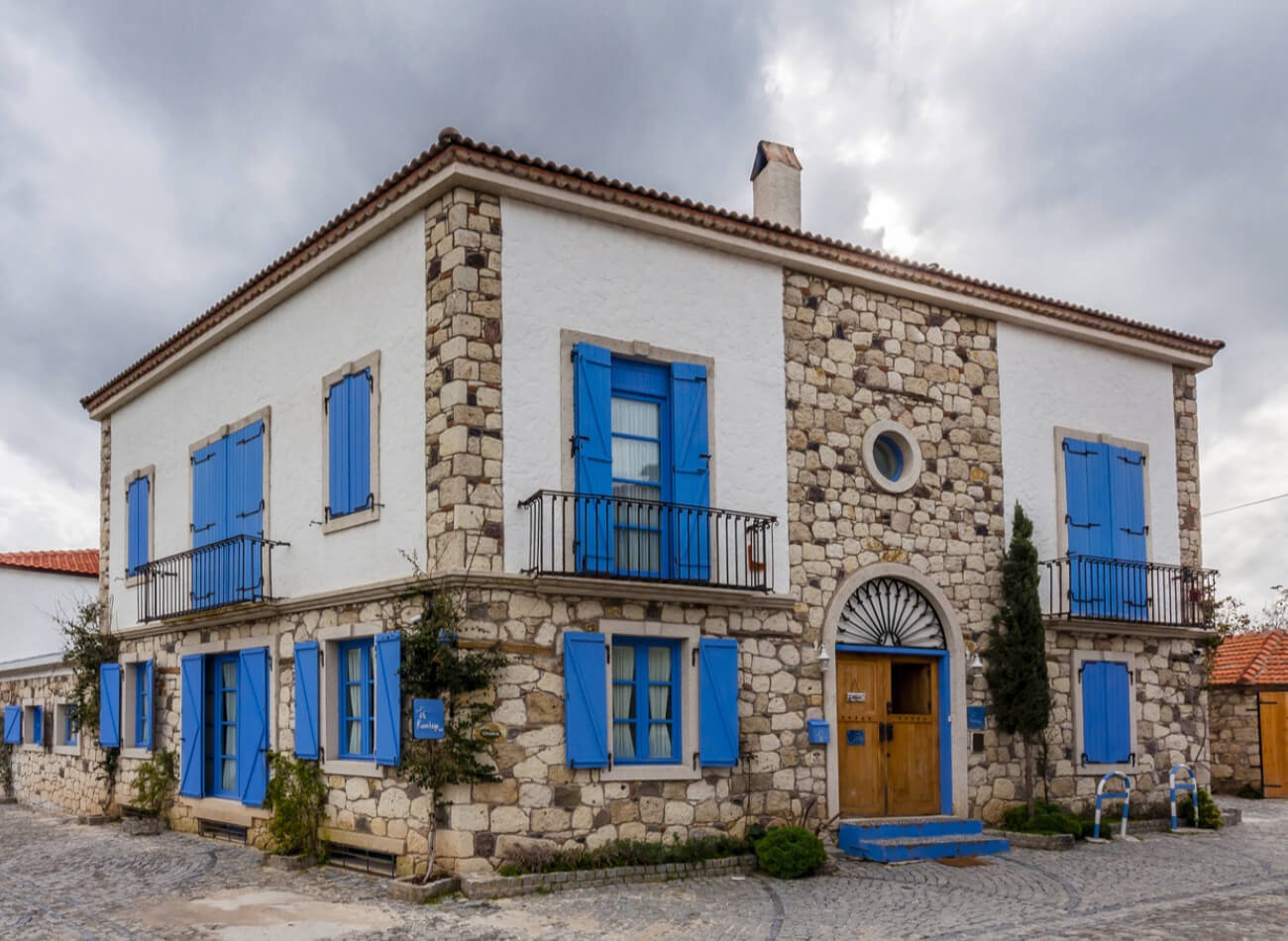 İZMİR - ALAÇATI / Yaz turizmi ile adı anılan Ege Bölgesi'nde son yıllarda en çok tercih edilen Alaçatı’nın harika bir yılbaşı destinasyonu olduğunu biliyor muydunuz. Kış mevsiminde kapalı olan birçok mekanın yılbaşına özel olarak açıldığı Alaçatı, hareketli bir yılbaşı isteyenlere göre.