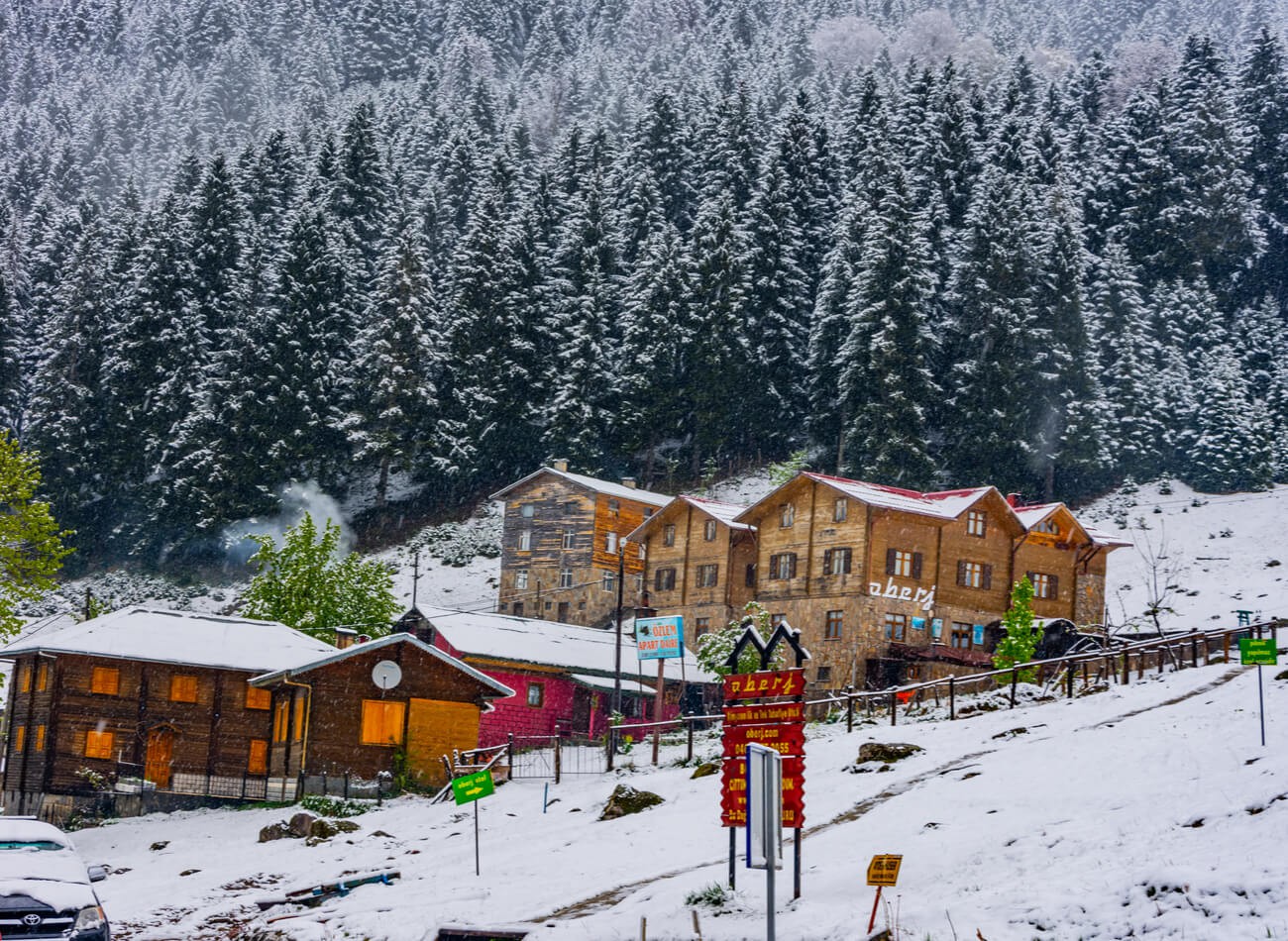 RİZE - AYDER YAYLASI / Sadece yöre insanını değil doğasının güzelliği ile binlerce kişiyi kendine çeken Ayder Yaylası, yılbaşında güzel manzaralar görmek isteyenleri çağırıyor. Yazın da çok özel görüntüler veren bu bölge, karla kaplandığında ayrı bir güzellik kazanıyor.