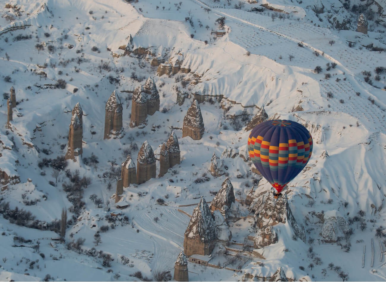 NEVŞEHİR - KAPADOKYA / Kapadokya, her mevsim birbirinden farklı ve güzel manzaralara sahip bir bölge olarak dikkat çekiyor Ürgüp, Göreme, Avanos hangi bölgesine giderseniz gidin çok güzel anılar biriktirmenin garantisini veriyor. Peri bacalarının karlar altındaki muhteşem görünümü de farklı güzel.