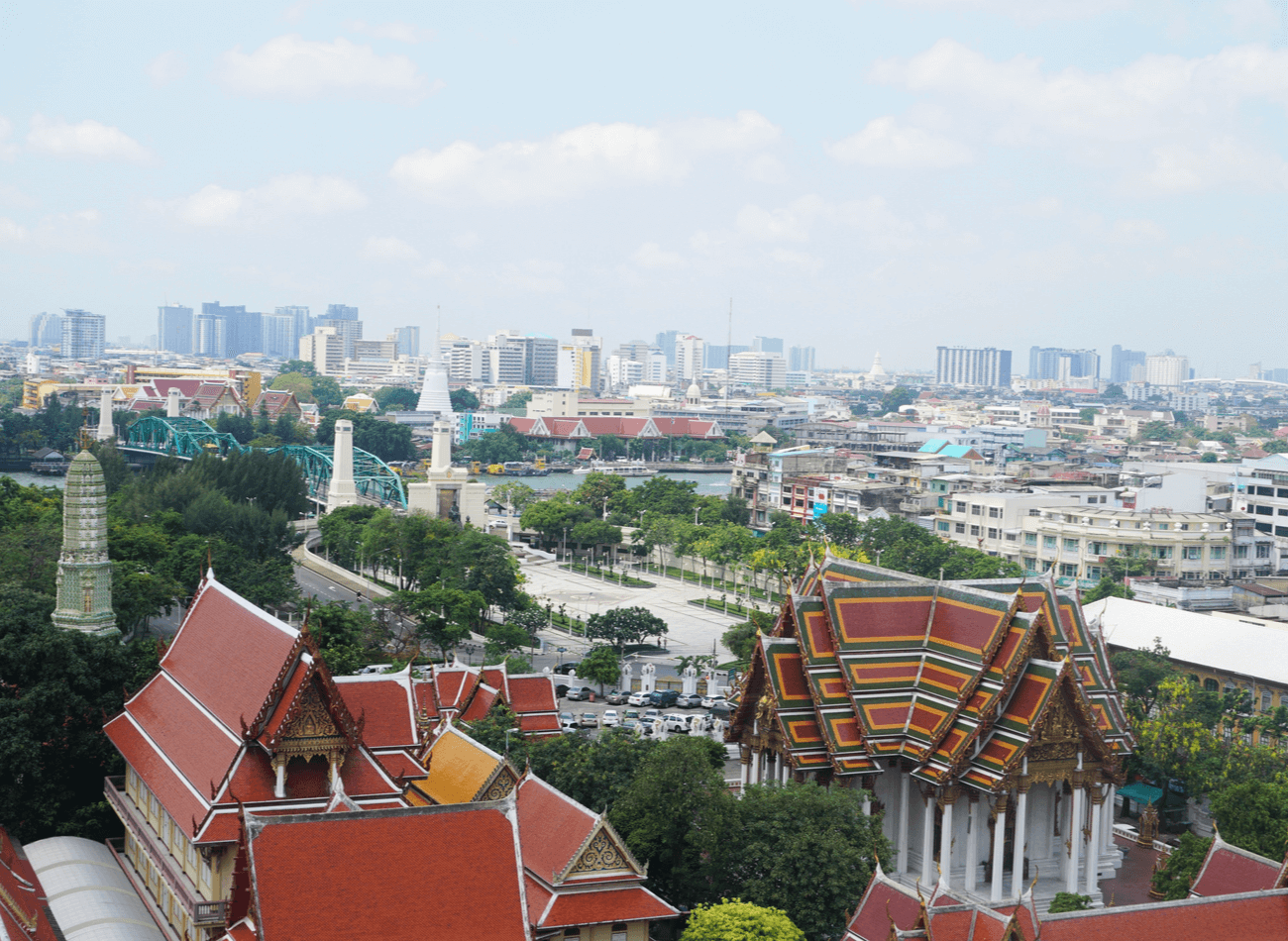 TAYLAND-BAGNKOK / Ben bu tatil başka bir kültür tanımak istiyorum diyenleri için Bagnkok iyi bir seçim. Bu şehir, her bütçeye uygun oteller ve mekanlara sahip. Bu şehirde harcayacak miktar Avrupa’dan daha az bile olabilir. Bagnkok hakkında belirtmemiz gereken bir diğer şey ise sokak lezzeti açısından çok lezzetli olduğu, köri kokularının dolaştığı bu şehirden mutsuz dönmek çok zor gibi.