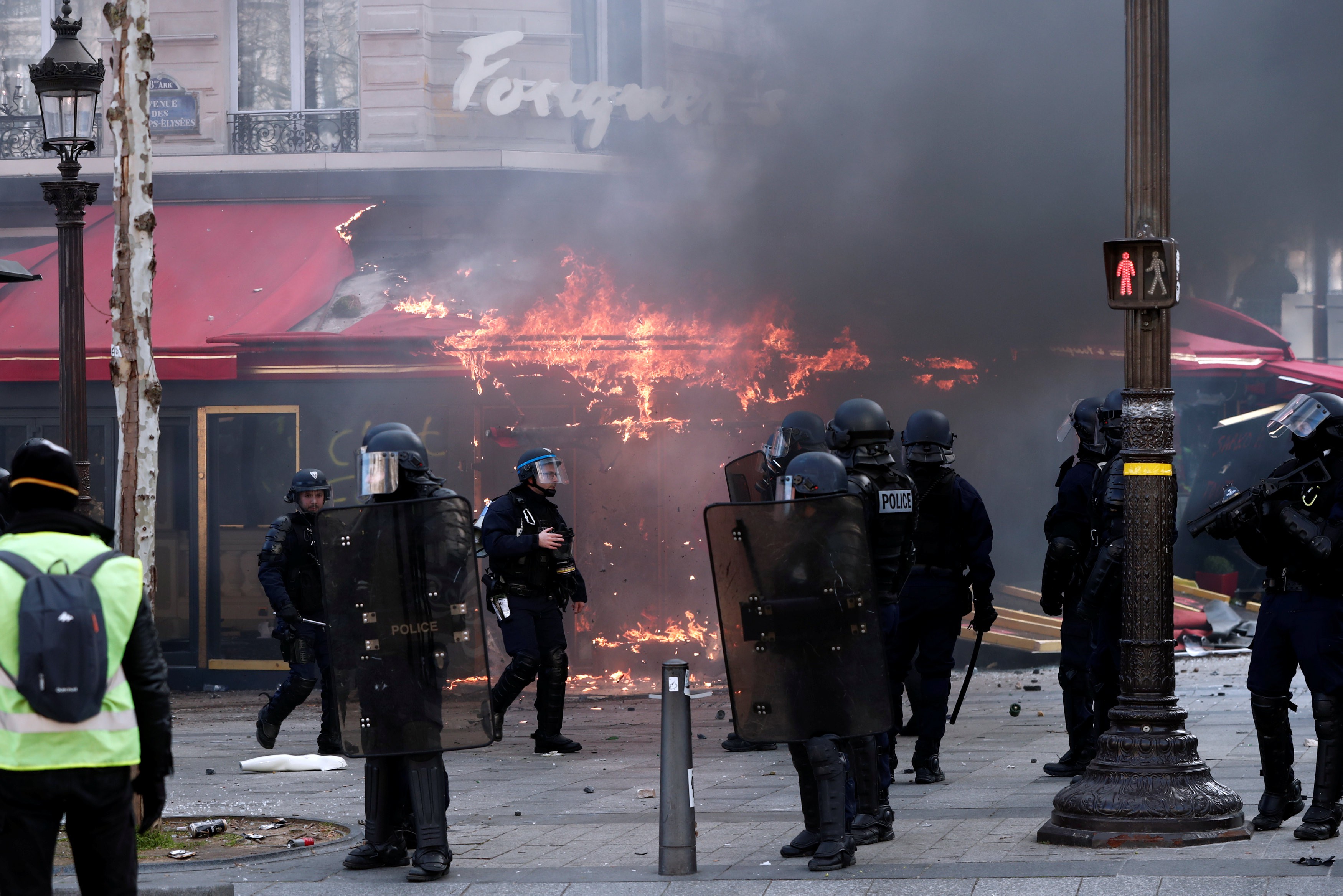 2019’UN İLK AYAKLANMASINI FRANSA’DA SARI YELEKLİLER BAŞLATTI / Bu eylemler kanlı gösterilere dönüştü. Mal ve can kayıpları yaşandı. Yağmalar yapıldı. Gösterilerin yapıldığı yerlerde ekonomi durdu. Turizm yavaşladı. Yılın sonunda da Fransa’da emeklilik yasasına karşı da bir oluşum gerçekleşti. Başta Paris olmak üzere büyük kentlerde kamu hizmetlerinde aksamalar yaşandı. Başbakan, emeklilik sisteminin revizyonunun detaylarını açıkladı. Ancak ayaklanmaların önüne geçemedi.