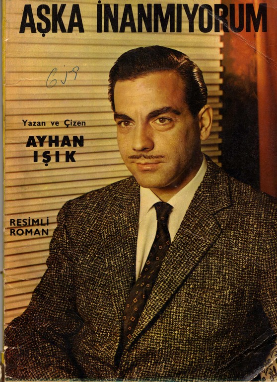 Taçsız Kral AYHAN IŞIK, 1953 yılında Güzel Sanatlar Akademisi Resim Yüksek Bölümü’nden mezun oldu. Akademi öğrenimi sırasında bir süre Babıali'de ressam olarak çalıştı.