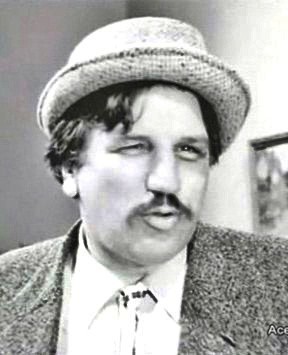 AHMET TARIK TEKÇE / yaşamı boyunca 300’ün üzerinde filmde rol aldı. 1950'li yılların sonlarında Türk Sineması’nın en çok gişe yapan oyuncusu olarak görülüyordu. Seyircisine saygısından kendisine gelen film tekliflerinin hepsini kabul eden Tekçe için Yeşilçam'da 'Kitapsız ilim, Ahmet Tarıksız film olmaz' sözü ortaya atılmıştı.