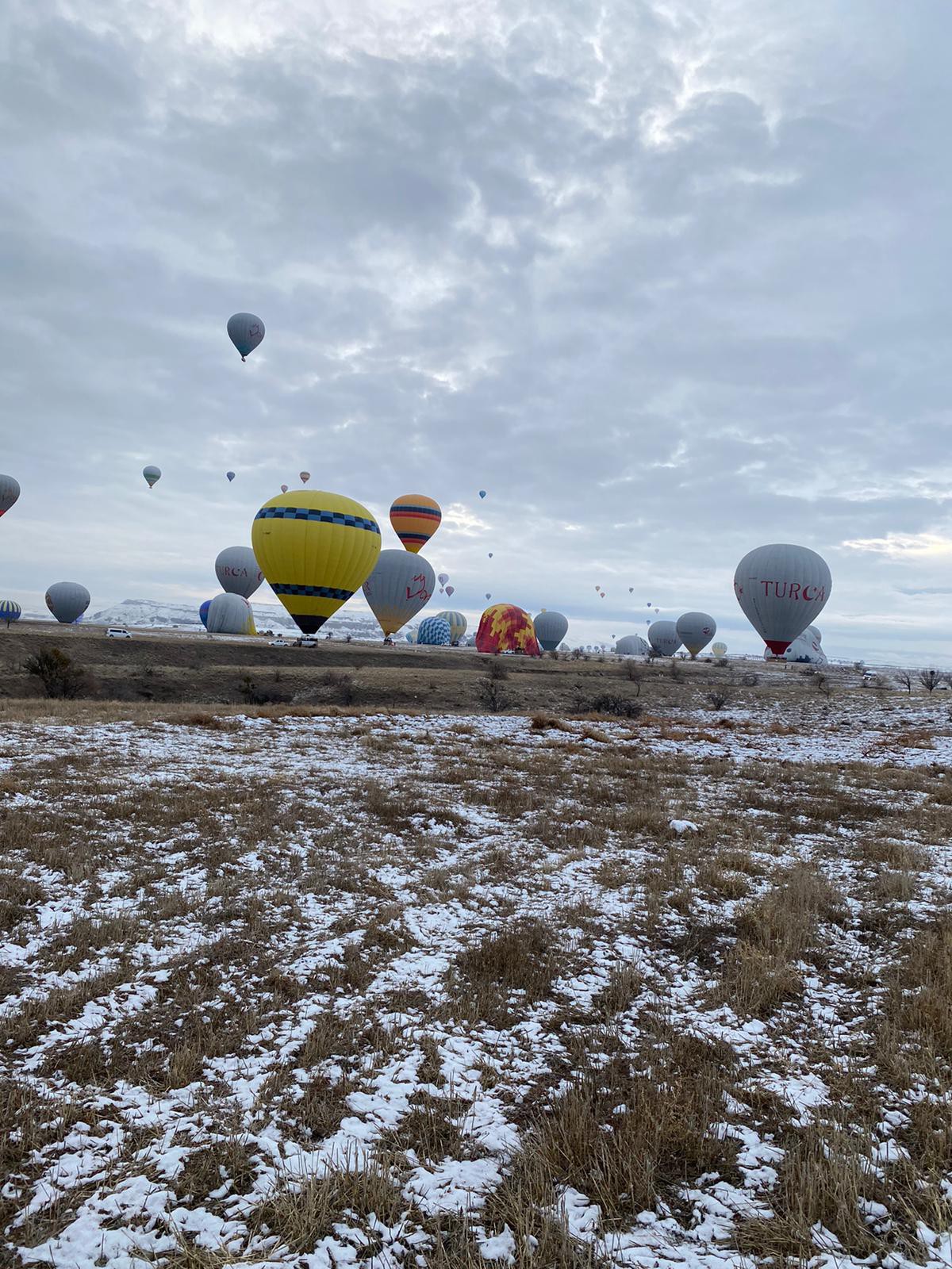 Kapadokya’da balon turu yapmak isteyenler sabah saat 05.30’da otellerinden alınıyor ve balonların kalkış yerlerine getiriliyorlar. Aynı şekilde tur tamamlandıktan sonra da transfer işlemi acenteler tarafından gerçekleştiriliyor.