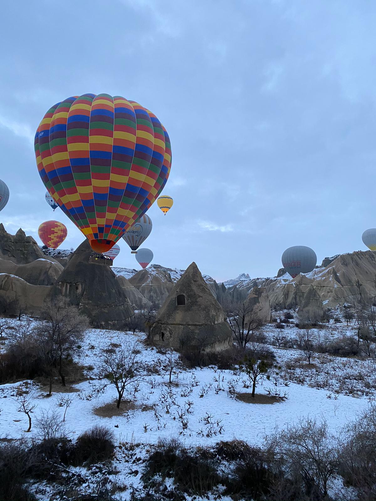 Kalkış gerçekleşmeden önce balonun kaptanı katılımcılara güvenlikle ilgili talimat veriyor.