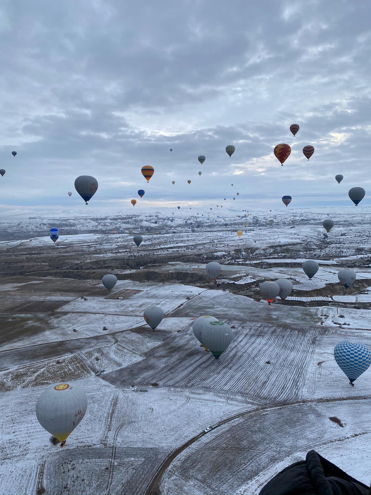 Semada 150 balon, hepsi farklı ve rengarenk oluşu gökyüzünde bir şenlik havası estiriyor.