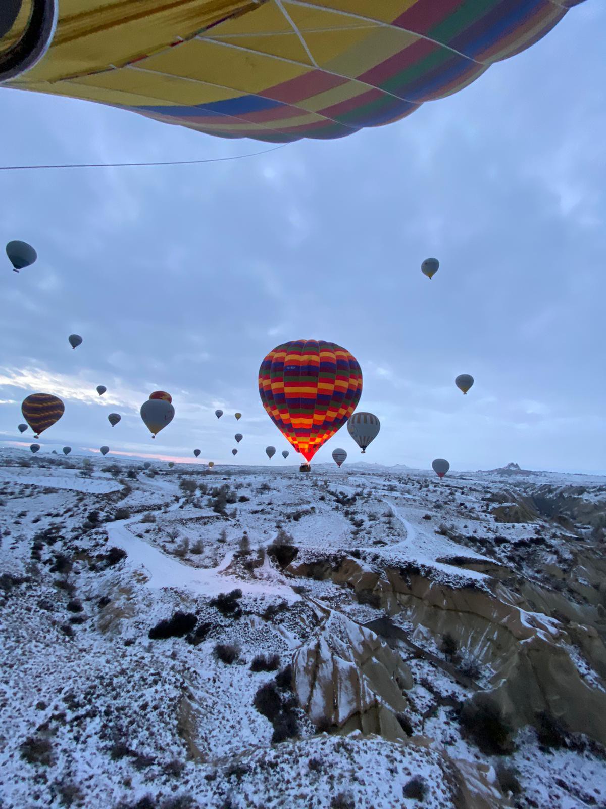 Balonlara Avrupalı turistler de rağbet gösteriyor ama Uzak Doğu’luların ilgisi daha fazla. Koreli, Japon, Çinli ve Malezyalı turistler en çok da balonla tur atmak için bu bölgeyi tercih ediyor gibiler.