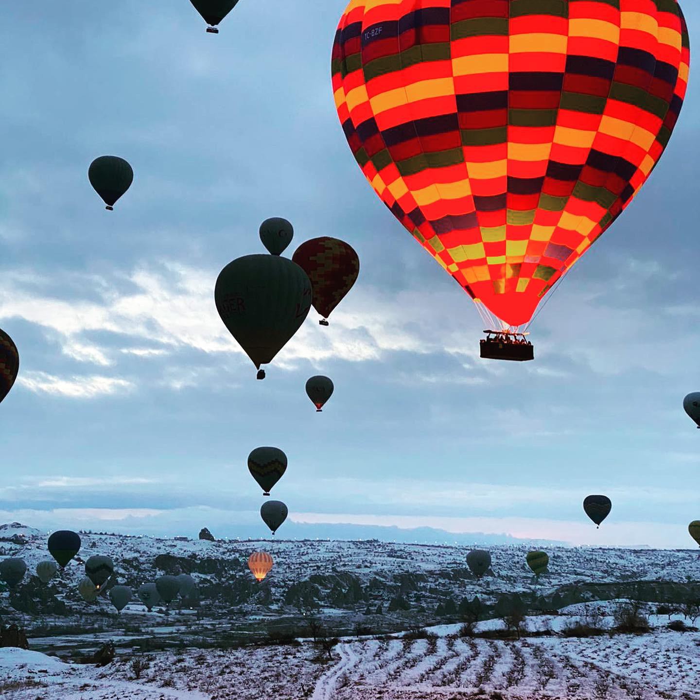 Nevşehir'e bağlı Kapadokya, peri bacaları, mağaraları, ilginç yer yüzü şekilleri, balon turları, açık hava müzeleri, klasik otomobil turları, at üzerinde gezileri, güneşin batışının izlendiği tepeleri, seramik atölyeleri, kendisine özgü bez bebekleri, doğal taştan üretilen hediyelik takıları, butik otelleri, Anadolu motifi bezeli cafe ve çay bahçeleri, halı ve kilimleri ile turistlerin gözdesi olmaya devam ediyor.