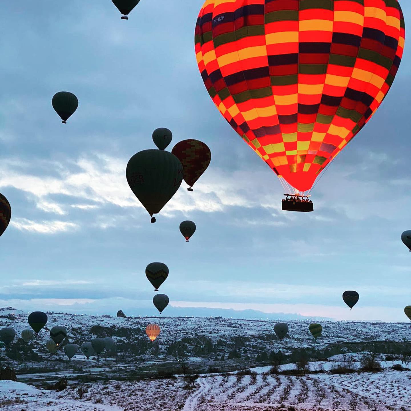 Nevşehir'e bağlı Kapadokya, peri bacaları, mağaraları, ilginç yer yüzü şekilleri, balon turları, açık hava müzeleri, klasik otomobil turları, at üzerinde gezileri, güneşin batışının izlendiği tepeleri, seramik  atölyeleri, kendisine özgü bez bebekleri, doğal taştan üretilen hediyelik takıları, butik otelleri, Anadolu motifi bezeli cafe ve çay bahçeleri, halı ve kilimleri ile turistlerin gözdesi olmaya devam ediyor.