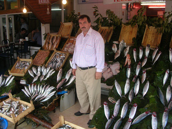 Özellikle levrek piyasasında 47 bin tonluk pazar payıyla lider olan Türkiye, çipurada ikinci, gökkuşağı alabalığında ise üçüncü sıradadır. Dünyada yılda üretilen yaklaşık 120 bin ton levreğin yüzde 40'ından fazlası Türkiye'de yetiştiriliyor. Bunun yaklaşık 15 bin tonu da İtalya başta olmak üzere Yunanistan, İspanya ve Hollanda'ya ihraç ediliyor. Büyük bir kısmı ise iç piyasaya veriliyor.