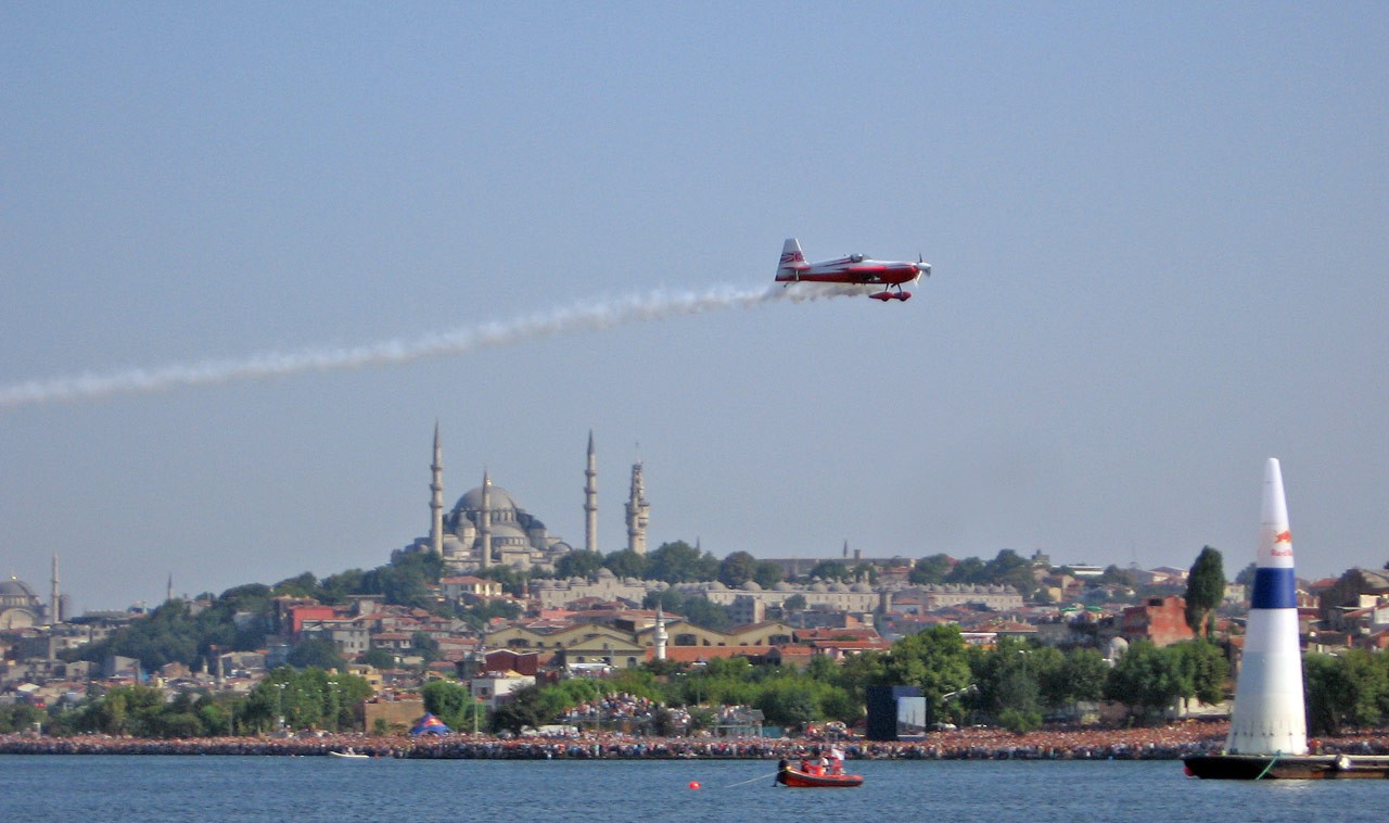 Bir yeri bin yıllık da olsa yakın çevremizin içinde ilk bizim gezmiş olmamızın getirdiği “bilmek” duygusunun tatminini zaman zaman hepimiz yaşamışızdır. İstanbul işte böyle yanı başımızda olduğu halde bir sebepten bazen de çok yakın olmasından dolayı, “nasıl olsa elimizin altında” duygusu ile hala gezmediğimiz gizemli yerlerle dolu bir şehir.
