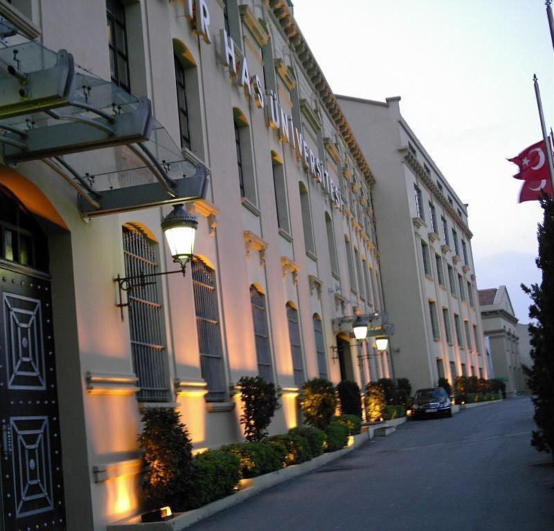 KADİR HAS ÜNİVERSİTESİ (CİBALİ TÜTÜN FABRİKASI) 
1884 yılında kurulan ve 1900’lerin hemen sonrasında faaliyete başlayan Cibali Tütün Fabrikası, tütün işleme ve sigara üretimi için kullanılıyordu. 1925 yılına kadar Fransızlar tarafından işletilen fabrika Cumhuriyet’in kurulmasıyla birlikte Devlet işletmesine geçti. 1999-2000 yılları arasında kadir Has Vakfı tarafından restorasyonu tamamlanan bina Kadir Has Üniversitesi olarak bir yüksek öğretim kurumu şeklinde yeniden canlandı. 1998 Mart’ında başlayan restorasyon çalışması Mimar Mehmet Alper’in danışmanlığında dört yıl sonunda tamamlandı. 35 bin metrekare alan üzerine oturan binalar, 30 Ocak 2002’de hizmete açıldı.
