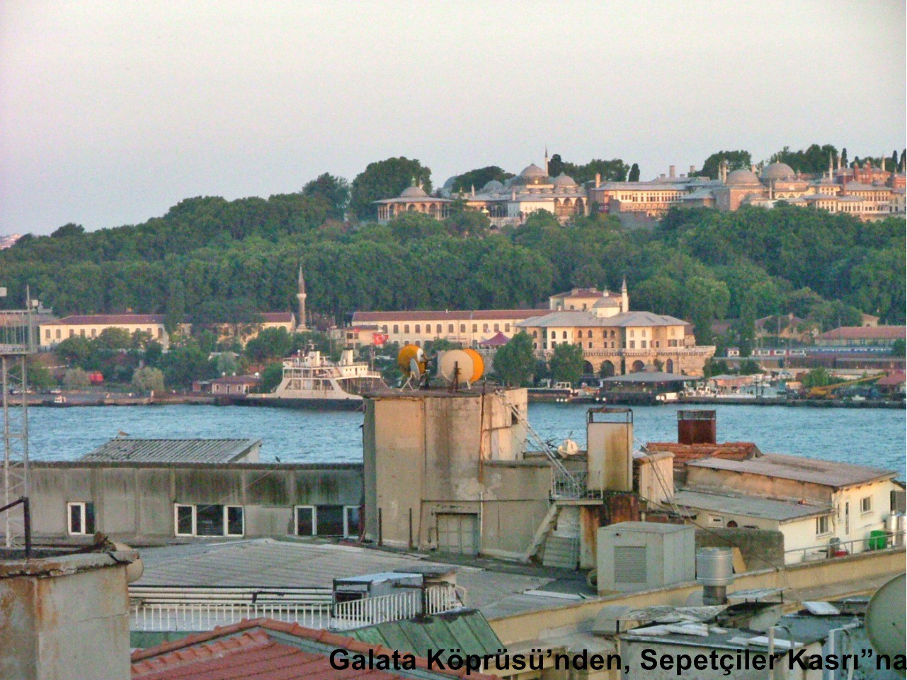 GALATA KÖPRÜSÜ’NDEN, SEPETÇİLER KASRI’NA
İskelelerden Asya yakasına, Boğaziçi ve Adalar’a ulaşımı sağlayan vapur seferleri gün boyu hareketli. Topkapı Sarayı Harem bölümü Haliç’i kuş bakışı seyreder. Sahilde bulunan saraya ait 1591 tarihinde 3. Murat döneminde yaptırılan Sepetçiler Kasrı, padişahın donanmayı uğurladığı, limandaki gemileri seyrettiği yer. Donanma sefere çıkmadan önce, saltanat kayıkları da bu rıhtıma bağlanırmış. Sarayburnu akıntısı dışında kalan ve lodosa karşı korunaklı bu rıhtıma sahip. Arkasında ihtişamlı bir tarihi bina, önünde Sarayburnu’nda akıntıya meydan okurcasına bir bir salınan vapurlar. Mekan genel olarak Osmanlı çizgisi korunarak dekore edilmiş.