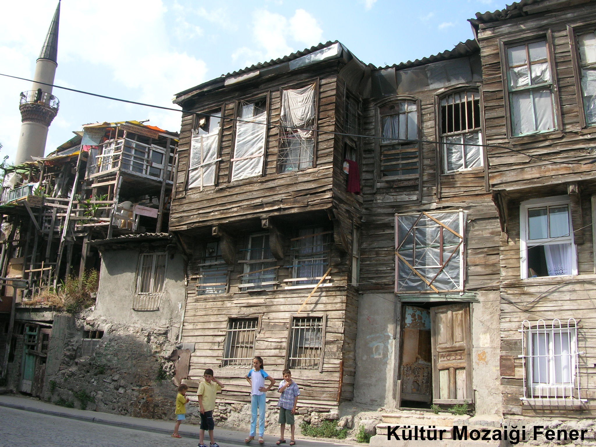 BALAT’TA GEÇMİŞİN İZLERİ SAKLI
İstanbul’un en eski semtlerinden biri olan Balat, Haliç’in güney kıyılarında Fener ve Ayvansaray arasında yer alır. Coğrafi konumu, tarihsel özellikleri, dermografik yapısı itibariyle Tarihi Yarımada içinde önemli bir yeri olan Balat, Bizans’tan günümüze kozmopolit kültürüyle dikkat çekicidir. Tarih boyunca ağırlıklı olaral Musevilerin, özellikle de “Sefaradim” diye adlandırılan İspanyol Musevileri’nin yaşadığı bir merkez olarak bilinmekte. Musevilerin dışında Rumlar, Ermeniler ve Türkler de Balat’ta yaşadılar. Semtte yaşayan bu dört ayrı grubun dinsel ve kültürel izleri Bizans, Osmanlı ve Cumhuriyet dönemlerinin küçük birer örneği olarak karşımıza çıkıyor.