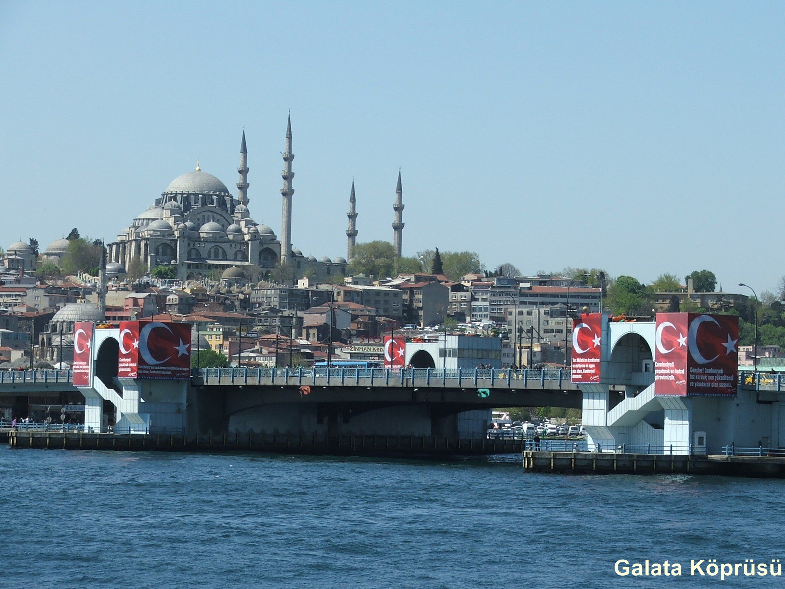 Galata Köprüsü sadece iki yakayı birbire bağlamıyor. üzerindeki balık tutanları, altındaki restoran ve cafeleri ile dinlenmek, dertleşmek isteyen insanlar için nefes alabilecekleri anları da taşıyor.