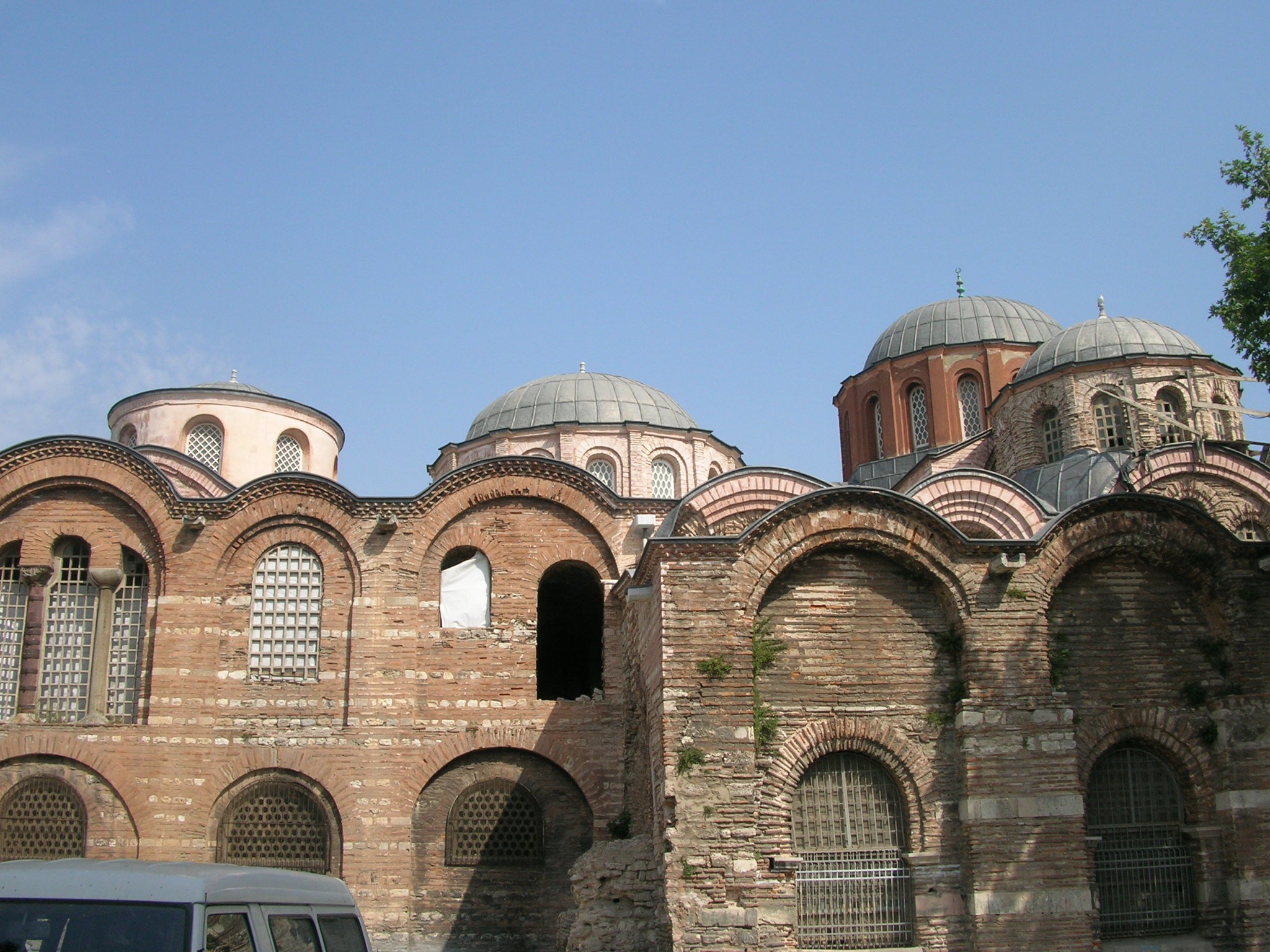 ZEYREKHANE
Unkapanı’ndan Aksaray’a doğru, Haliç’i ve Marmara’yı kucaklayan görüntüsüyle Zeyrekhane Molla Zeyrek Camii’nin hemen yanında yer alıyor. Fatih Belediyesi ile Rahmi Koç Müzecilik ve Kültür Vakfı’nın işbirliği sonucu birkaç tonozu ayakta kalabilen bir harabe halindeki Pantokrator Manastır Camii ve Medresesi’nin bir bölümünün restorasyonu sonucu Zeyrekhane adıyla hizmete açıldı. Zeyrek, Bizans’ın surlarla çevrildiği ilk dönemlerde Pantokrator Manastırı’nın kurulmasıyla gözde bir semt olmuş, İstanbul’un fethinden sonra, Fatih Sultan Mehmet tarafından seçkin bir Müslüman mahallesine dönüştürülmüştür. Fatih’in Ayasofya’da papaz odalarında kurduğu ilk üniversiteden sonra Pantokrator Manastır Camii ve Medresesi İstanbul Üniversitesi’nin temeli oldu.
