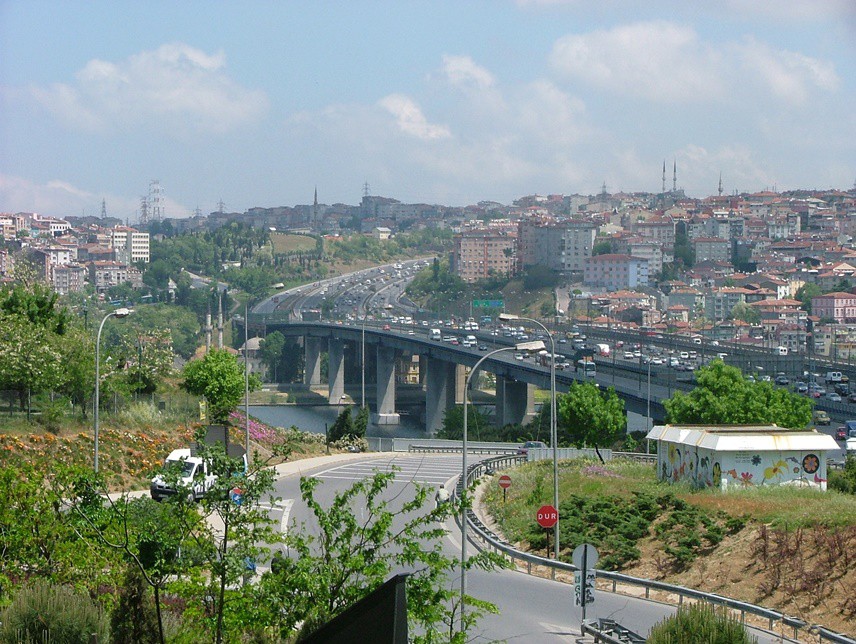 KARŞI KIYI DA ZENGİN
Karşı kıyıda; Kasımpaşa’daki büyük sahil binası (19’uncu yüzyıl) Deniz Kuvvetleri’ne ait. Gemi çıpa ve demir demirleri atölyesi olan eski, 8 kubbeli bir yapı Koç ailesi tarafından tamir ettirilip maket, model, makine ve denizcilik alet ve edevatlarının teşhir edildiği bir müze haline getirilmiş. Aynı semtteki Aynalı Kavak Kasrı, Haliç Saraylarının günümüze gelmiş tek kısmı ve müze olarak ziyarete açık.