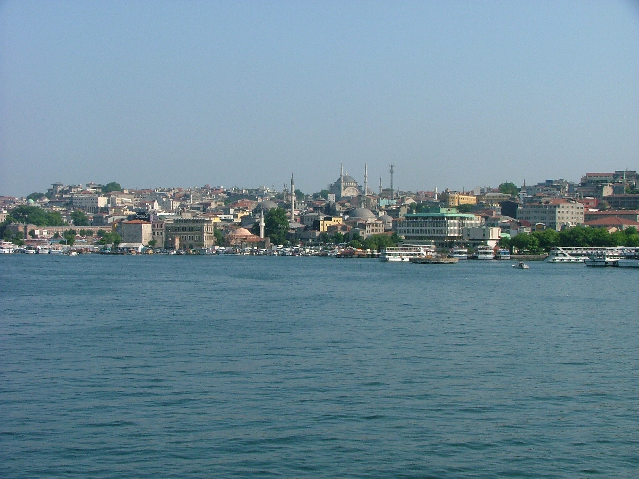 DÖNÜŞEN HALİÇ...
Tarihi Yarımada ile Beyoğlu yakasını birbirinden ayıran Haliç, 8 kilometrelik doğal ve güvenli bir liman olarak tarih boyunca birçok farklı kültüre ev sahipliği yaptı. Bizans’ın sarayları, surları, kiliseleri; Osmanlı’nın köşkleri, camileri ve hamamlarının yanı sıra, birçok ulus ve inançtan insanın barındığı tarihi evler, aynı zamanda Altın Boynuz olarak adlandırılan Haliç’in kıyılarını süslüyor.
Yıllarca endüstriyel atıklarla kirlenen ve ihmal edilen Haliç’te 1980’lerden beri sürdürülen çalışmalar sonucunda, dört binden fazla yapı istimlak edilip, iş yerleri şehir dışındaki yeni merkezlere nakledildi, kıyılar park ve bahçeler ile çevrildi, ilk defa inşa edilen dev kanal sistemleri ve kolektörler ile sular temizlendi. Böylece Haliç hak ettiği değere kavuşarak tekrar İstanbulluların gözde kültür ve turizm bölgesi haline geldi. Özellikle son yıllarda gerçekleştirilen kentsel dönüşüm ve restorasyon projeleriyle gündemden düşmeyerek, mimarlık camiasının dikkatini üzerine çeken Haliç kıyılarında sürdürülen çalışmaları bir araya topladık.