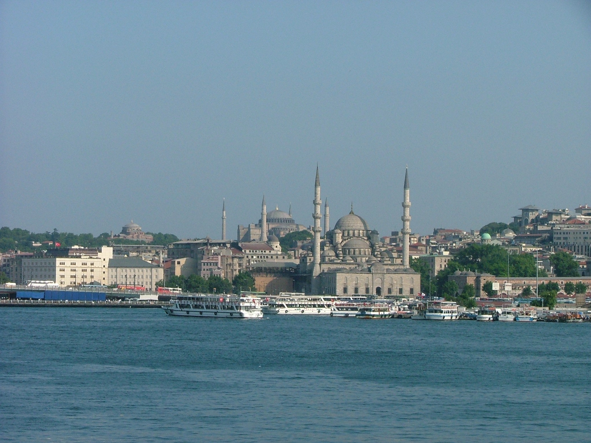 HALİÇ TEMİZLENİYOR
1950 yıllarından itibaren başlayan kirlenme 1980’den beri süregelen çalışmalar ile düzelmiş. En büyük hamlelerden birisi sonucu Haliç kıyılarında dört binden fazla yapı istimlak edilip, iş yerleri şehir dışındaki yeni merkezlere nakledilmiş, kıyıları park ve bahçeler ile çevrilmiş, ilk defa inşa edilen dev kanal sistemleri ve kolektörler ile sular temizlenmiş. Sahil boyu devam eden surlardan ancak, ikinci Atatürk köprüsü sonrası ile üçüncü, eski Galata Köprüsü civarında ki bölümler günümüze gelebilmiş. Balat semtinde sahildeki dökme demirden yapılma küçük Bulgar Kilisesi ve az ötede Fener Rum Ortodoks Baş Kilisesi ve kiremit rengi ile ilgi çeken Fener Rum Okulu dikkat çekiyor.