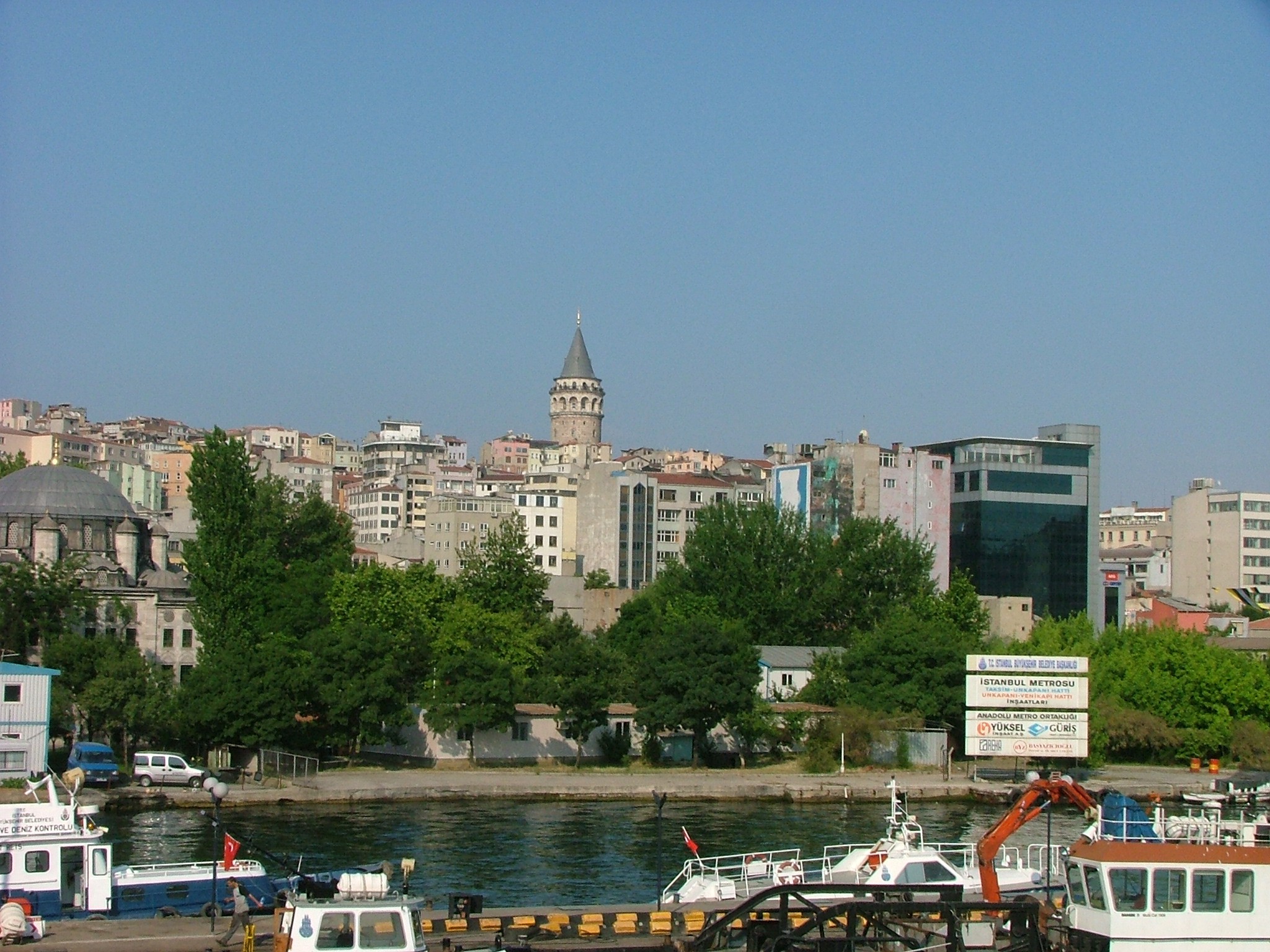 Karşı kıyıda; Kasımpaşa’daki büyük sahil binası (19. yüzyıl) Deniz Kuvvetlerine ait. Gemi çıpa ve demir demirleri atölyesi olan eski, sekiz kubbeli bir yapı Koç ailesi tarafından tamir ettirilip maket, model, makine ve denizcilik alet ve edevatlarının teşhir edildiği bir müze haline getirilmiş. Aynı semtteki Aynalı Kavak Kasrı, Haliç Saraylarının günümüze gelmiş tek kısmı ve müze olarak ziyarete açık.
