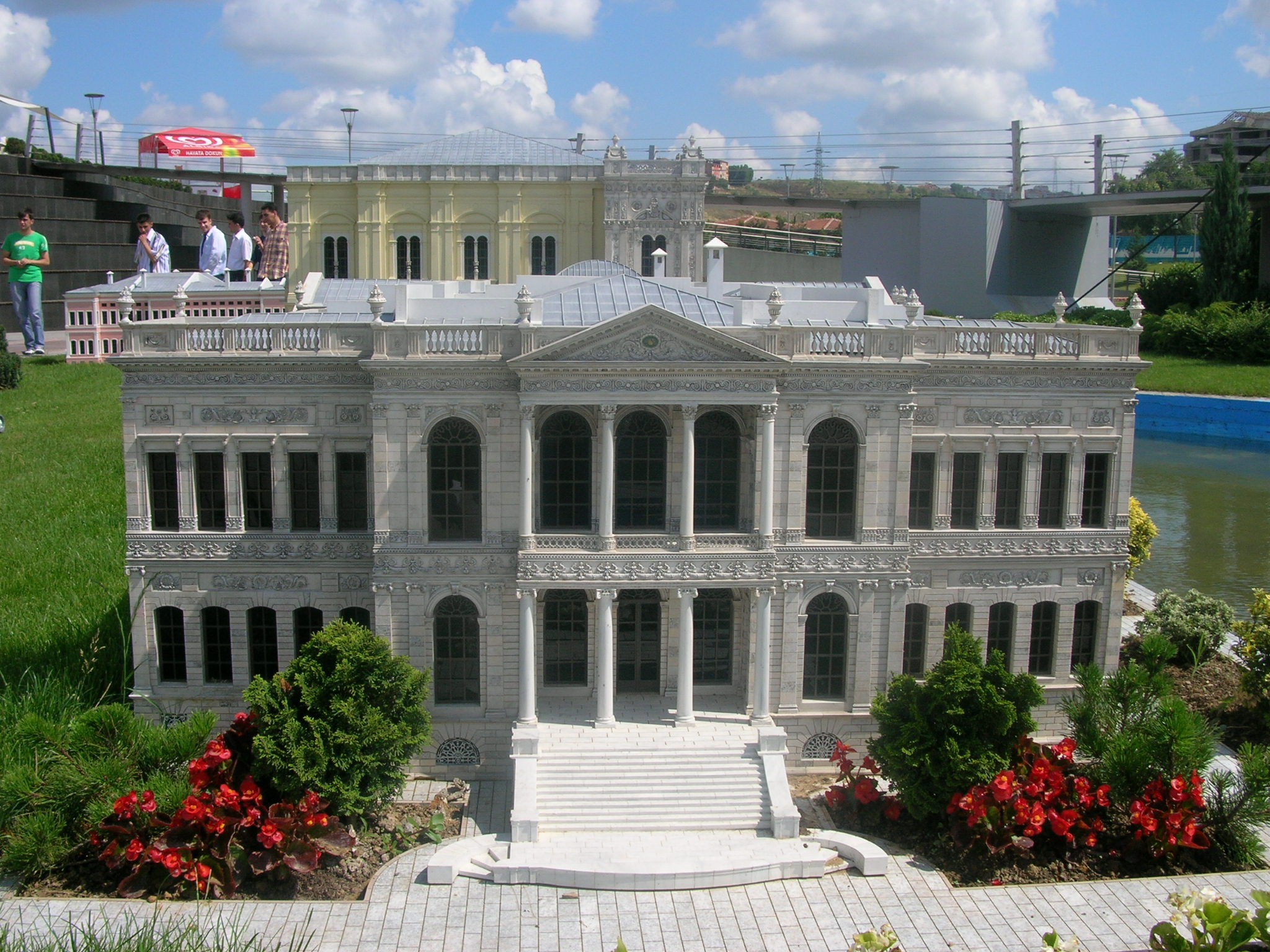MİNİATURK
Türkiye'nin ilk Miniaturk projesinin temeli, Haziran 2001’de atıldı, Mayıs 2003 yılında ise hizmete açıldı. Toplam 60 bin metrekare alan üzerine kurulan Miniaturk’te, 15 bin metrekare maket alanı, 40 bin metrekare yeşil ve açık alan, 3 bin 500 metrekare kapalı alan, 2 bin metrekare havuz ve suyolu, 500 araçlık otopark yer alıyor. 
Türkiye ve Osmanlı coğrafyasından seçilmiş eserlerin 1/25 ölçekli maketlerinin bulunduğu Miniaturk’te yer alan eserlerden bazıları şunlar: Ayasofya, Selimiye, Rumeli Hisarı, Galata Kulesi, Safranbolu Evleri, Sümeli (Sümela) Manastırı, Kubbet-üs Sahra, Nemrut Dağı Kalıntıları, Artemis Tapınağı, Halikarnas Mozolesi, Ecyad Kalesi.