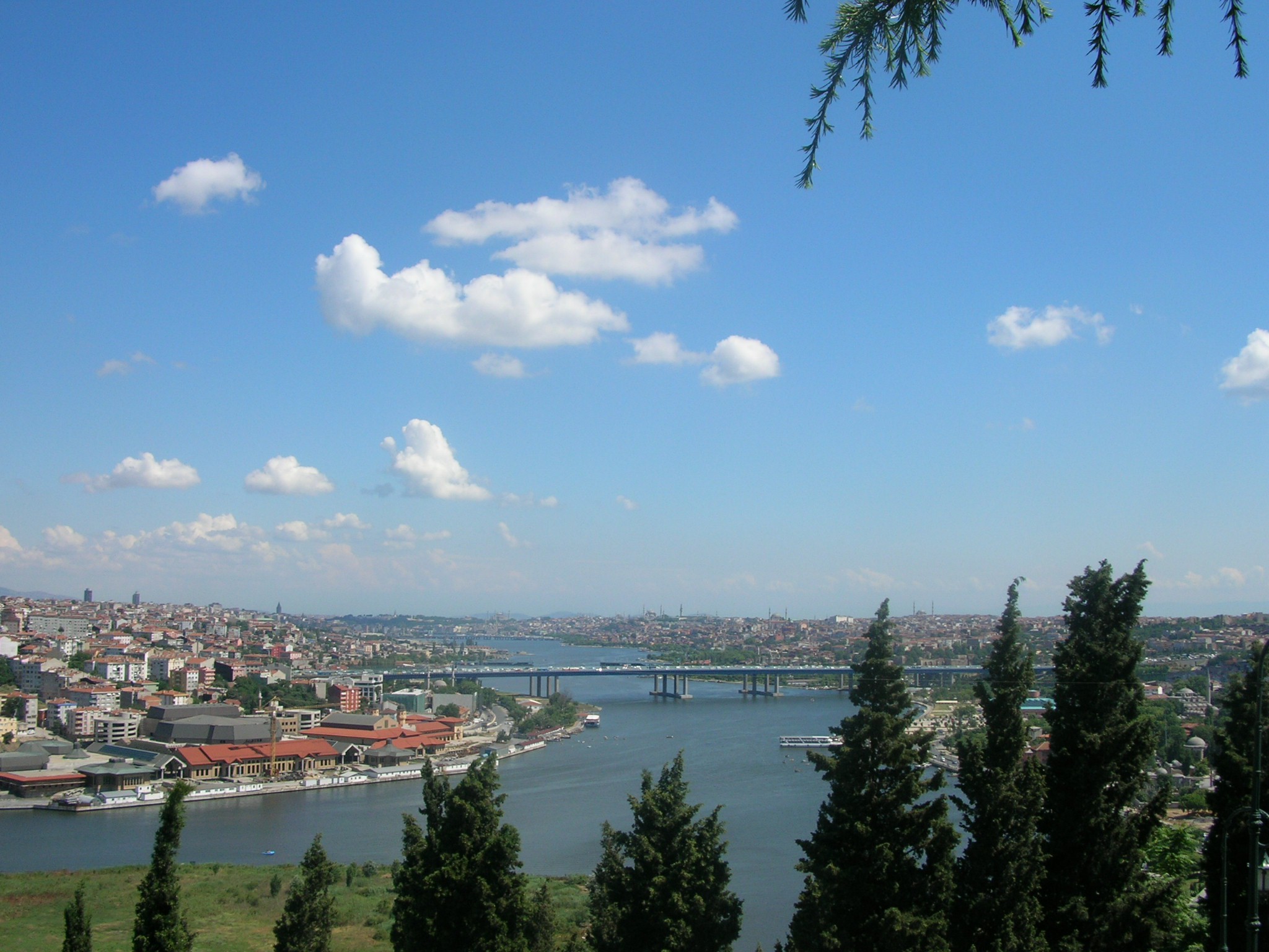 PİYER LOTİ’DEN HALİÇ’E BAKMAK
Eyüp’te bulunan Piyerloti, Eyüp Cami’nin üst kısmında, Eyüp Mezarlığı aralarında dolaşarak çıkılan ya da teleferik ile ulaşabileceğiniz bir mekân. Bu mekânda Haliç’i günün her vaktinde manzaraya doymadan izleyebilirsiniz. İstanbul aşığı Fransız şair ve yazar ünlü Piyerloti, sık sık buraya geldiği için mekana adı verilmiş.