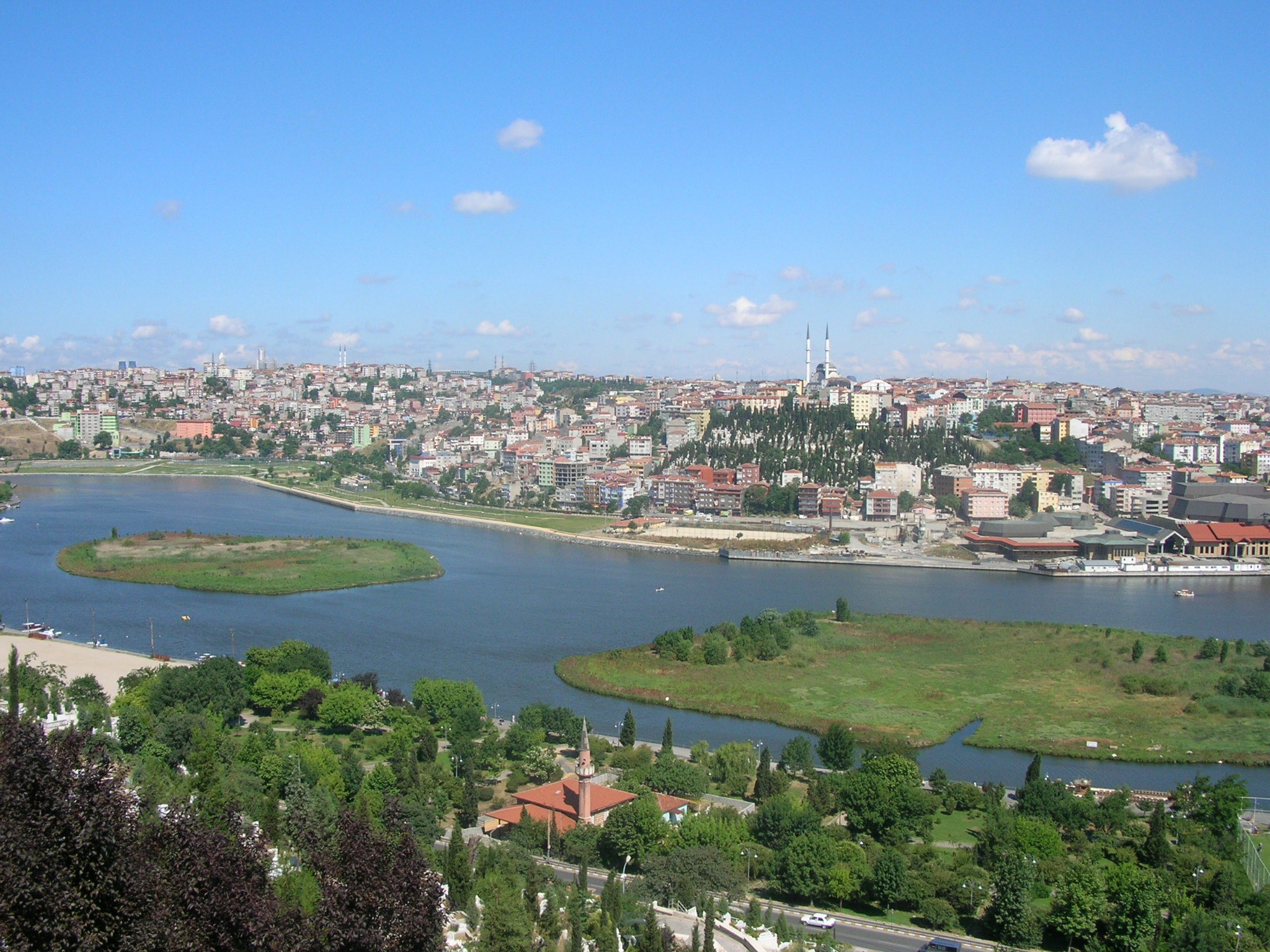 Son dönemlerde popüler olan ve İstanbul’un yakın tarihinin anlatıldığı kitapların yolu mutlaka Haliç’ten geçiyor. Eski ve önemli bir yerleşim yeri olan Haliç’i gezerken kitaplarda anlatılan sokaklar, evler, hatta parke taşlarını bile bulmak mümkün. İstanbul’da günlük gezi yapmak isteyenler için sırasıyla bir kıyısında Eminönü, Unkapanı, Cibali, Fener, Balat, Ayvansaray, Eyüp, Silahtar, Hasköy, Sütlüce, Halıcıoğlu, Alibeyköy diğer kıyısında Karaköy, Kasımpaşa birbirinden ilginç ve sahici yaşam alanlarıyla bizi bekliyor.