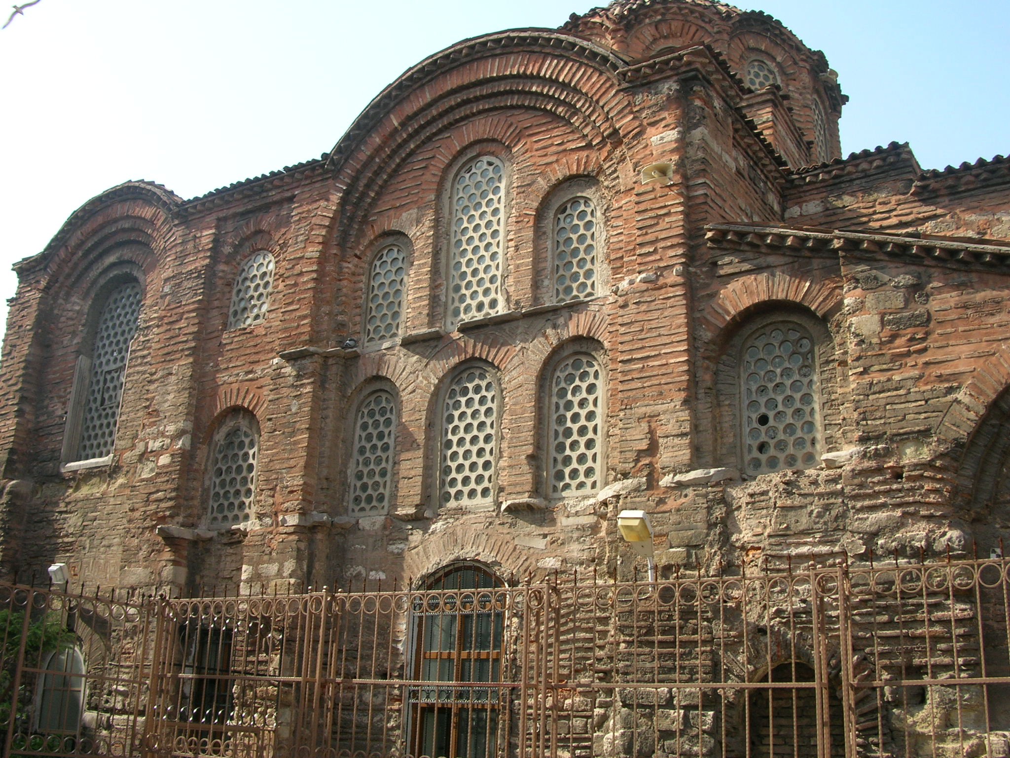 Fatih Sultan Mehmet zamanında camiye dönüştürülen bu yapının tarihi 12’nci yüzyılın ilk çeyreğine dek uzanıyor. Binanın bütünü, Fatih zamanında camiye çevrilmiş olmakla birlikte şu sıralarda yalnız güney kısmı cami olarak kullanılıyor. Fatih Sultan Mehmet İstanbul’un fethinden sonra, kendi cami ve külliyesini yaptırıncaya kadar, Pantokrator’un ayakta kalmış binalarını medreseye çevirdi. Başına da o dönemin önemli bilginlerinden Zeyrek Mehmet Efendi’yi getirdi. Bu nedenle bu yapı ve içinde yer aldığı semt “Zeyrek” olarak adlandırılıyor.

Zeyrehane’de tam sırtınızda Zeyrek Camii, önünüzde Süleymaniye, bakış açınıza göre Haliç, Karaköy Limanı, Üsküdar, Kız Kulesi ve Kadıköy’e kadar uzanan muhteşem bir manzara var. Tarihi dokuya sadık kalınarak restore edilen mekânın iç dekorasyonunda geleneksel Türk motifleri hâkim.