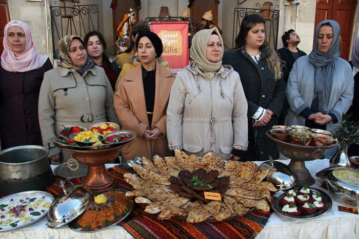 300 ÇEŞİT YEMEK VE TATLI TANITILDI300'ü aşkın yemek ve tatlı çeşidi bulunan Kilis mutfak kültürünün tanıtıldığı ve İslambey ÇATOM Konağında gerçekleştirilen etkinliğe yoğun katılım sağlandı.