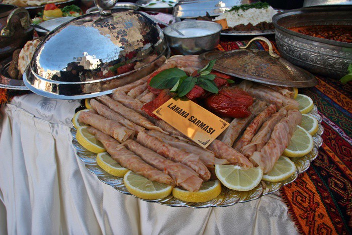 Halk oyunları gösterisinden sonra bir konuşma yapan İl Kültür ve Turizm İl Müdürü Cuma Özdemir, Kilis Gastronomisi Dünyaya Açılıyor projesiyle tarihi ve kültürel geçmişe sahip olan Kilis'in bereketli coğrafyasına 14 medeniyete beşiklik ettiğini ifade ederek, ”Gastronomi ile tanışması, gastronomisini dünyaya tanıtılması noktasında bir meşale yaktığımızı düşünüyorum. Kur'an-ı Kerim'de zikredilen, bütün yemeklerimize lezzet katan zeytinin şehri Kilis’tir.