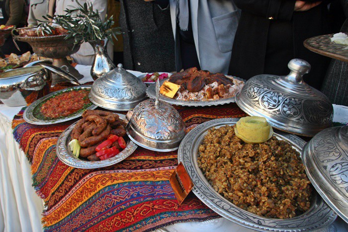 GASTRONOMİ TURİZMİN, EKONOMİ BÜYÜME MODELİ
İpekyolu Kalkınma Ajansı Genel Sekreteri Burhan Akyılmaz, son dönemlerde şehirlerin birbiriyle rekabet etmek için kendilerini tanıtmaya çalıştığını ifade ederek, “Gastronomi ve gastronomi turizmini enstrüman olarak kullanmaya başladılar. Gastronomi gerek üretim alt yapısıyla gerekse oluşturduğu istihdam kapasitesiyle gönümüzde kalkınma eksenli, ekonomi büyüme modeli olma yolunda hızla yürümektedir.