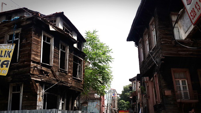 İstanbul şehri, herkesin bildiği, beğendiği, gidince içinin açıldığı, adı geçince bile yüzünün gülümsediği semtler ve köşeler bütünüdür. Bu köşeler genellikle herkes için aynı olsa da kişiye özel yöreler de bulunmaktadır. Çoğu insanın bilmediği, bilip de tercih etmediği, gidince insanın can sıkıntısını alan, keyfini yerine getiren, kendisinden parçalar bulduğu bu gizli cennetler pek kimselerle paylaşılmaz. İnsan hazinesini sadece kendinize saklamak isteyebilir. Ama ben herkes benim sevdiğim yerlere gitsin, orada benim aldığım hazzı alsın isterim. Çoğu arkadaşımı peşimden sürükleyip beraberimde götürdüğüm bu yerler aslında medeniyete yakın ama bir o kadar da bakir yerlerdir. Ortak özellikleri şehrin içinde ama çok kıyısında olmaları, alçak evleri, yıkık dökük yapıları, sokaklarında özgürce oynayan çocukları ve insanlarının çok görmüş geçirmiş bakışlarıdır.