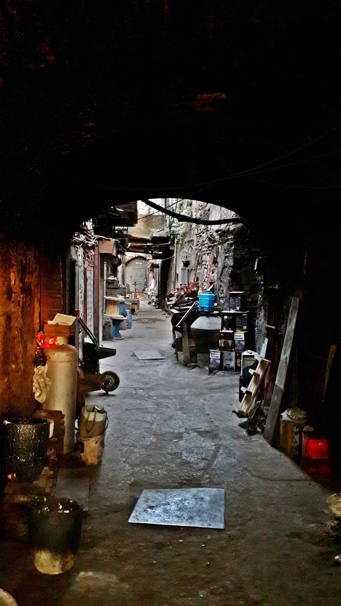 Etrafında saygıdan bir hare çevrilmiş bu sokaklarda “Gülümseme en büyük sadakadır”.
İstanbul’un ortasında ama çok kenarındaki bu semtte omuz omuza olmak ayakta kalmanın şartı gibidir.
Geçen yüzyılda ve 1900’lü yılların başında İstanbul’a ilk gelenlerin oturduğu bir semttir burası. Bir geçiş noktası. Küçükken babası ile buraya yerleşip, büyüdüğünde önemli birer isim olan birçok sanayici, birçok yazar, birçok ilim adamı gelip geçmiştir toprağından.
Şimdi yolları düşmese de herkes bilir buraları.
Dünyanın en güzel manzarası Küçükpazar’ın evlerinin en üst katlarının penceresinden baktığında karşılaştığındır. Bir viraneden karşı kıyının şaheserliğine bakmak insanın zihninde tezat duygular yaşatır.
Şimdi Tahtakale’ye doğru indikçe evlerinde bekarların yaşadığı, pansiyonlara dönüşmüş, hamamları, kıraathaneleri ile bekarlara hizmet eden bir adaya dönüştüğünü görürüz. Hala hanlarında iş işlendiği, yollarında dilim karpuzların satıldığı, isterseniz tek muz da alınabilen, ucuzluğuna bakıp sağlıklı olmasından şüphe duyulan yiyeceklerin diyarı olmuştur ama yine de yolları, binaları ile heybetini korumuştur.
İnkar edemeyeceğim bu sokaklarda dedem, babaannem, babam ve amcalarının ayak izlerinin olması semte olan sempatimi artırmaktadır. Onlar da benim baktığım binalara bakarak bu yollarda yürüdüler. Onlar da bu semti benim gibi hatta belki daha çok sevdiler. Kabul. Ama bu adanın benim için çekiciliği hiçbir şeyin yapmacık ve göstermelik olmamasından kaynaklanmaktadır.