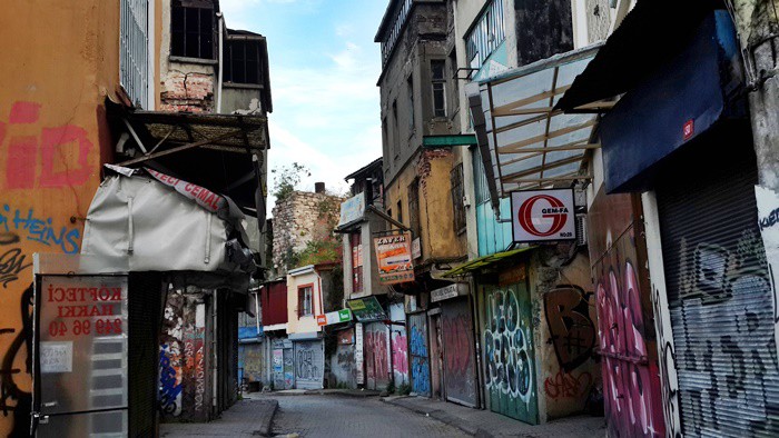 KARAKÖY HIRDAVATÇILAR ÇARŞISI
Saklı cennetlerden biri de kısa binaları, insanların bin bir emekle çalıştığı iş yerlerinin bulunduğu dükkanları ile Karaköy’deki hırdavatçıların alanıdır. Orası günümüzde taze olmasa da pekala oraya taze bir nefes almaya gidilebilir.
Galataport Projesi kapsamında yerlerinden edilen ve yarısı boşalmış, yarısı hâlâ direnerek yerlerini terk etmeyen esnafı ile yaşayan ve direnen bir kıtadır.
Deniz kenarında olması, kozmopolit yapısı, dükkanlardan gelen pas ve metal kokusu, nefis Haliç manzarasının eşliği burayı farklı kılmıştır.