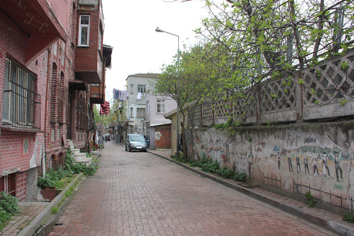 KÜÇÜK LANGA
Aksaray’dan Yenikapı’ya doğru inerken tren istasyonunun sağından sahile kadar olan bölge Küçük Langa’dır. Burada diğerleri gibi yoğun olarak iş yeri olmasa da iki katlı evleri ile bir masal kent gibidir. Sokaklarından satıcı arabaları geçen ve alışveriş yapılan nadir semtlerdendir. 

İki katlı evleri… Birkaç sokaktan ibaret düzenli yerleşimi ile fazlasıyla sevimli bir sahil kenti gibidir. Ama içinde kara iklimi insanları yaşar. İnsanların koşuşturması gailesi farklıdır. Burada zaman başka akar.