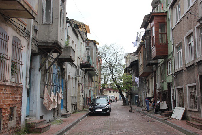 Küçük Langa yıkılmaya aday bir kara parçasıdır. Her projede adı geçer. O yüzden burada insanlar endişelidir. Her an çıkacaklarmış gibi evlerini onarmaya korkarak yaşarlar. O günkü yaramazlık haklarını çok tan doldurmuş çocuklar gibi sessiz ve sakindirler. Burada dolaştığında kendini başka bir iklimde hissedersin. Kıyısında bir bankta oturup dinlenirken derinleşirsin.