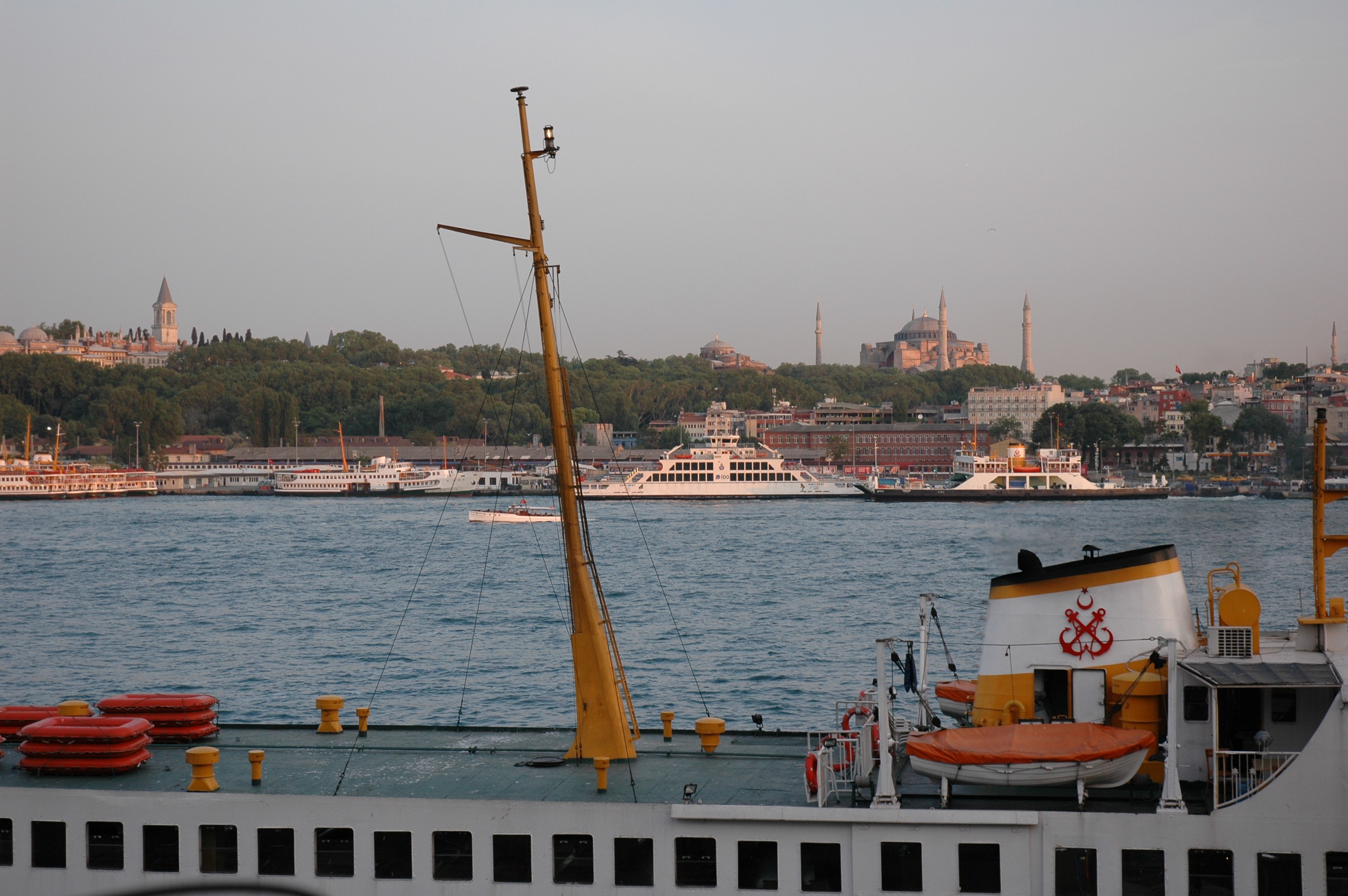 Boğaz köylerinin yerleşik halkı olan balıkçılar ile yine bu bölgede meyve ve sebze yetiştiren köylüler ürünlerini pazarlara kayıklarla iletiyor, “yazlıkçı” saray mensupları, devlet ileri gelenleri ve zengin kentliler için de yalıların kayıkhanelerinde kayıklar hazır bekliyordu. 19’uncu yüzyıl ortalarına gelindiğinde ise ülkede batılılaşma hareketlerinin hızlanması siyasi ya da ekonomik alanda olduğu gibi gündelik hayatın tam içinde de etkilerini gösterdi. 
 
Kentin varlıklıları artık bu güzel kıyılarda geçirecekleri günlerin sayısını artırmak istiyor, bunun için de rahat ve güvenli bir ulaşımı öncelikli buluyordu. Geleneksel ulaşım araçları olan kayıklar mevcut duruma cevap verecek güçten yoksundu; zira sert hava koşullarına uygun özellikler taşımıyorlardı ve seyir güvenlikleri bulunmuyordu.