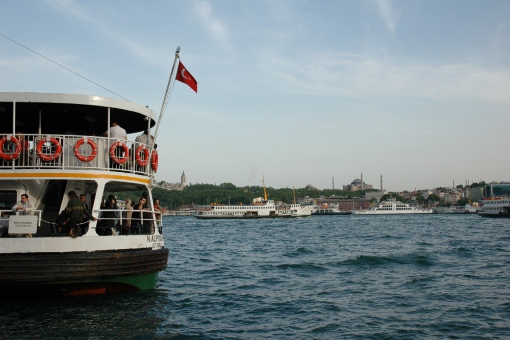 Aslında çözüm belliydi: Buharlı gemi. O çözüm bir bahar günü, 1828 yılının 20 Mayıs’ında İstanbul limanında göründü. Üzerinde kocaman harflerle “Swift” yazan, koca çarkları, göğe duman savura savura sularda süzülen bu dev aracın halk meraklı gözlerle izledi. Ve Swift’i diğer gemiler takip etti. Kent ulaşımında doğan ihtiyacı karşılama görevini belli ki yabancı girişimciler üstlenmişti; ancak bir süre sonra devlet harekete geçti ve 1838 yılında Osmanlı sularında yolcu ve yük taşımak üzere ilk Osmanlı bandıralı buharlı gemiler Tersane-i Amire’den çıktı: Mesir-i Bahri ile Eser-i Hayır.