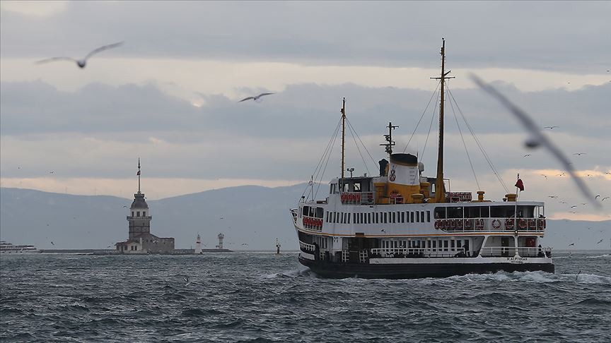 Vapurların ana güvertesinin altında, biri önde diğeri arkada olmak üzere iki kapalı salon, personel odaları, kadınlar için özel birkaç yan kamara ve tuvaletler bulunuyordu. Kış günlerinde güverte kalın muşambalarla soğuktan korunmaya çalışılıyor, alt kattaki salonlarda da soba yakılıyordu. Yazları ise açıktaki sandalye ve sıralarda Boğaz keyfi yapılıyordu. Cumhuriyet dönemine gelindiğinde ise artık yerli vapurlar da filoya katılmaya başladı ve arkası hızla geldi. Bunların ilk örnekleri Hasköy Tersanesi’nde inşa edilip 1938’de hizmete giren 76 numaralı “Sarıyer” ve aynı tezgâhlarda inşa edilip 1939’da hizmete giren 75 numaralı “Kocataş” vapuruydu.
Bugün, 21’inci yüzyılda, vapurlar hâlâ tüm İstanbulluların ve kenti ziyarete gelen sayısız misafirin vazgeçilmezi olarak Boğaz sularında asli yerini koruyor.