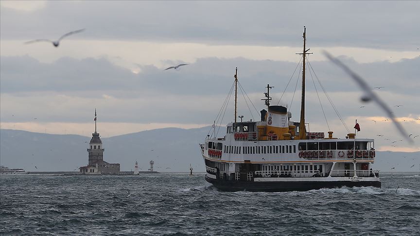 Vapurların ana güvertesinin altında, biri önde diğeri arkada olmak üzere iki kapalı salon, personel odaları, kadınlar için özel birkaç yan kamara ve tuvaletler bulunuyordu. Kış günlerinde güverte kalın muşambalarla soğuktan korunmaya çalışılıyor, alt kattaki salonlarda da soba yakılıyordu. Yazları ise açıktaki sandalye ve sıralarda Boğaz keyfi yapılıyordu. Cumhuriyet dönemine gelindiğinde ise artık yerli vapurlar da filoya katılmaya başladı ve arkası hızla geldi. Bunların ilk örnekleri Hasköy Tersanesi’nde inşa edilip 1938’de hizmete giren 76 numaralı “Sarıyer” ve aynı tezgâhlarda inşa edilip 1939’da hizmete giren 75 numaralı “Kocataş” vapuruydu.Bugün, 21’inci yüzyılda, vapurlar hâlâ tüm İstanbulluların ve kenti ziyarete gelen sayısız misafirin vazgeçilmezi olarak Boğaz sularında asli yerini koruyor.