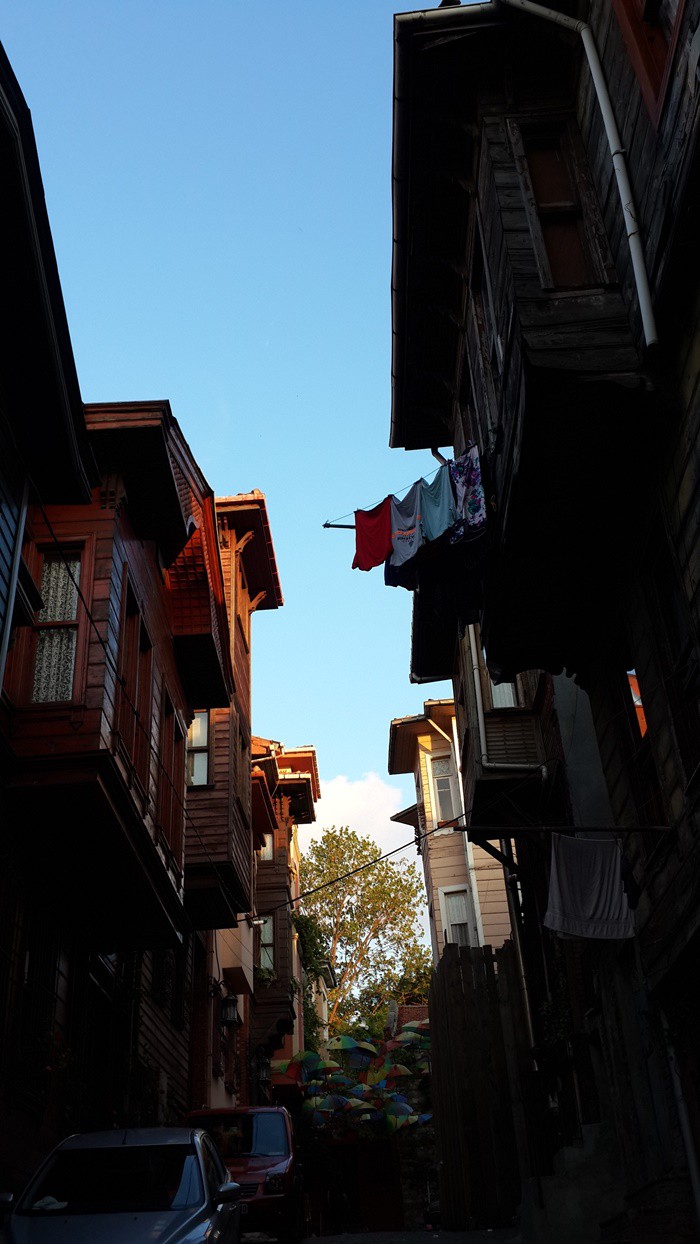 İstanbul’un muhteşem tarihi ve Boğaz’a hâkim coğrafi konumu nedeni ile elde ettiği avantajlarının ışığında yıllar boyunca kendine özgü kültür sembolleri üretmiştir. 

ANILARIMIZ, DÖNÜM NOKTALARIMIZ
Hepimizin üzerinde yaşarken alışageldiğimiz bu semboller aynı zamanda anılarımızı oluştururken bir yandan da farkında olmadan hayatımızın dönüm noktalarının tanıklarıdır aslında.