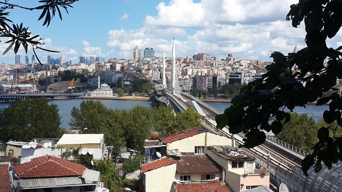 HEPSİ KÜLTÜR MİRASI ADAYIİstanbul’un kültür sembollerini saydığımızda “evet gerçekten de öyle” dediğimiz yakınlıkta olduğunu görülecektir. Eski ve alıştığımız sembollerle, hayatımıza yakın dönemde girdiği halde hemen benimsediğimiz bazı yeni ritüeller birer kültür mirası adayıdır.