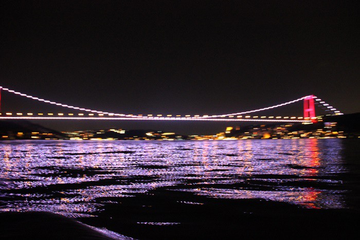 İSTANBUL HER ZAMAN CÖMERT OLDUEvet, İstanbul da yoğun nüfusu, çarpık yapılaşması, azaltılan yeşil alanları ile doğaya zıt düşmekte, iklimleri kızdırmakta ve kentlisini zaman zaman bunaltmakta. Ama bu onun suçu değil. O bize her zaman cömert oldu. Eski ve sadık bir sevgili gibi daha fazla özeni hak ediyor.