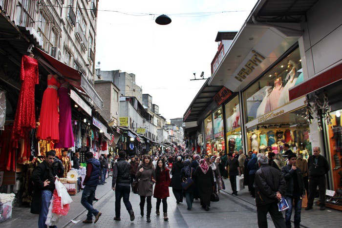 Ramazan ayında Oruç Baba Türbesi’nde sirke ve ekmekle oruç açmak… Ayın biri kilisesinde dua etmek… Yılın o iki gününü yakalayarak adak adamak için onca kalabalığın arasına katılarak binbir zahmet Ayayorgi’ye çıkmak… Futbol maçları öncesi stat önlerindeki seyyarlardan köfte ekmek yemek… Emirgan Beyaz Köşk’te kahvaltı keyfi sürmek… Balat sokaklarındaki evler arasında çamaşır ipi germek… Kumkapı’da ışıkların nezaretinde keyifle yürümek… Kadıköy Moda Kahvesi’nde kahve içerken akşam günbatımını seyretmek… Cumhuriyet Bayramı’nda Barbaros’tan başlayıp, Beşiktaş’ta biten fener alayının bir parçası olmak… Sahil kenarında bakla falına bakan falcıların ısrarına gönüllü yenik düşmek… Boğaz motoruna yetişme telaşını hep aynı heyecanla yaşamak…