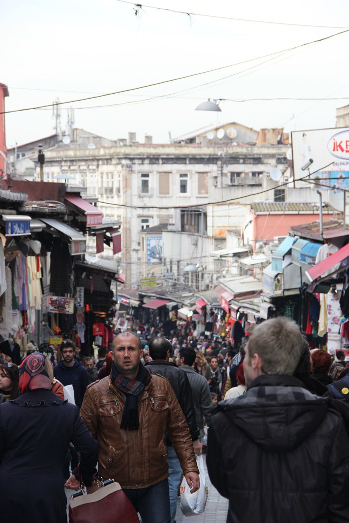 YARDIMLAŞILMASI
Belki toplu taşıma aracına binmek isteyen bir engellinin halkça yardımına koşulması… Elinde poşeti olan bir teyzeye teklifsiz yardım edilmesi.... Bir çocuğun başının okşanması… Bir yaşlının sırtının sıvazlanması… Bol bol teşekkür edilmesi… Belirli noktalarda kedilere mama bırakılması… 
İşte tüm bunlar ve daha fazlasını insanı mutluluğa götüren bir sihrin yerine getirilme koşulları gibi sıralayabiliriz.