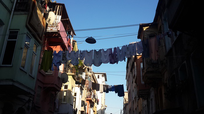 Bu anlatımdaki açılımı İstanbul’un ilçe ve semtlerine yansıttığımızda ise şöyle bir tablo ile karşılaşıyoruz: Maddi gücü yerinde olanların oturdukları semtlerin altyapısına, çöplerinin toplanma saatlerine, semtlerinin ilaçlanmasına, yeşillendirilmelerine, ulaşım ağlarının daha yeni ve nitelikli olmasına daha fazla önem veriliyor. Mesela Yeşilköy, Suadiye, Etiler ve Nişantaşı semtlerinde yapıldığı gibi.