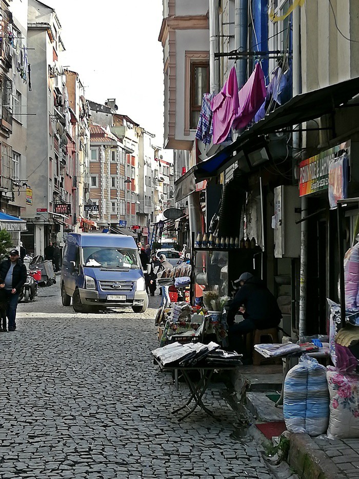 KÖTÜ ALTYAPI, ÖZENSİZ İŞÇİLİKKötü altyapı, kalabalık nüfus ve gerçekleşen arızalardan ötürü zemin sık sık açılıp kapanıyor. Açılıp kapanmaktan o parke taşları aslında olması gerektiği gibi hiç düz duramıyor. Yapılan çalışmalarda da özen gösterilmediğinden, gelişi güzel dizilen taşlar yollarda yürümeyi imkânsız hale getiriyor.O parke taşları aslında güzel bir işçilikle yöreye farklı bir hava katması amacı ile düşünülmüş evet ama kötü uygulamalardan halk taşların sadece sivri uçları üzerinde yürümek zorunda kalıyor. Bu nedenle semtte düz ayakkabı herkesin tercih sebebi. Aşırı su baskınlarında yokuş aşağıya hızla inen sular, sur dibindeki evlerin bodrum katlarına dolarken, orada oturan insanların su öbeklerinin içinde mazgallara ulaşarak temizlik yapma girişimleri her şiddetli yağmurda tekrarlanıyor.